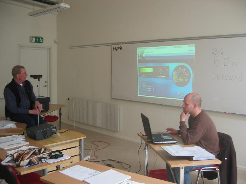 1 april 2008 148.jpg - Lärare Lennart undervisar i användning av digital färdskrivare. Johan övar i simulatorn.